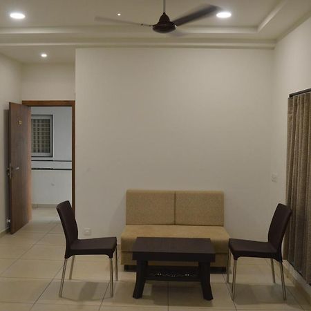 Hotel Revive Veraval Luaran gambar