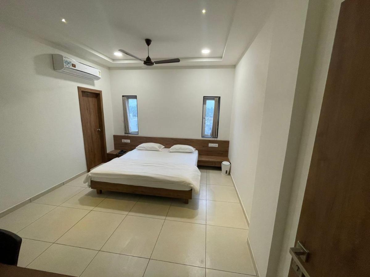 Hotel Revive Veraval Luaran gambar