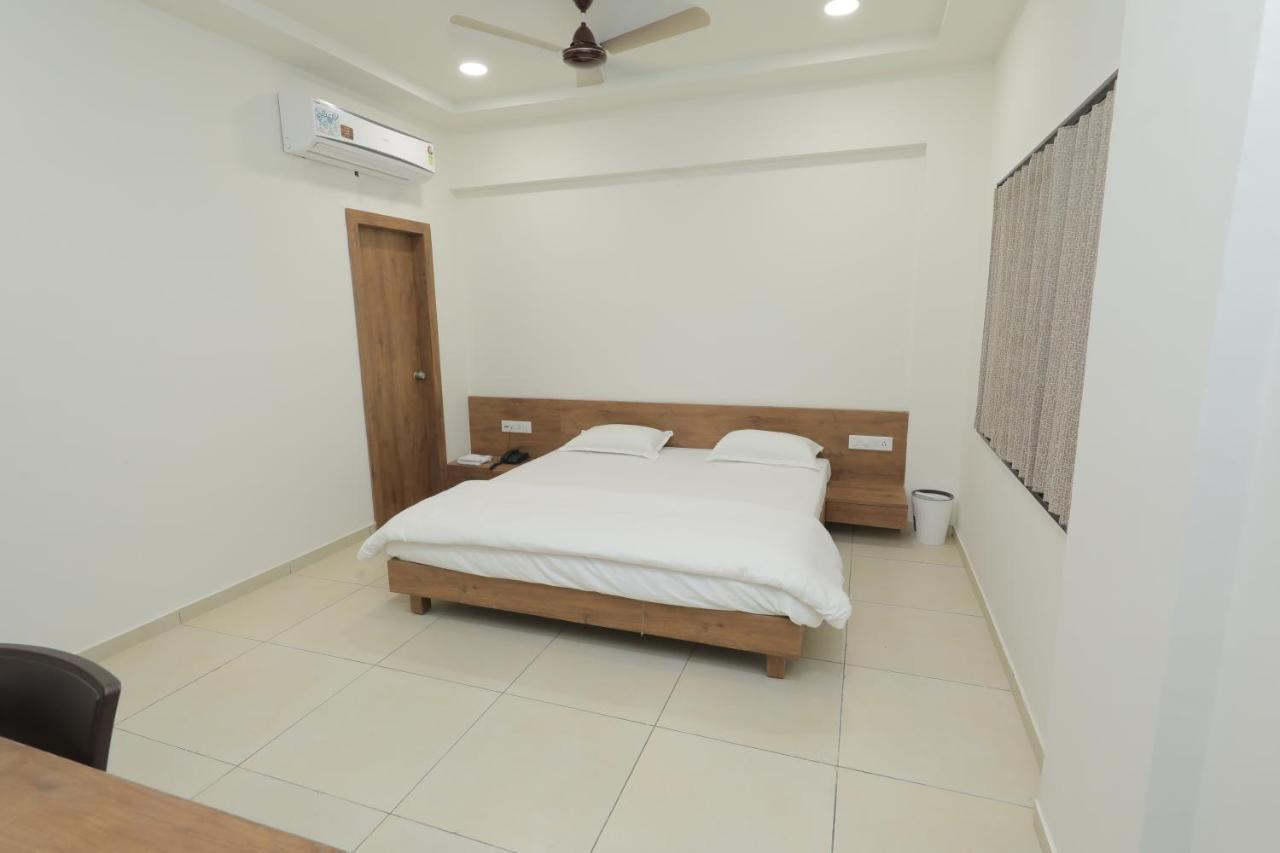 Hotel Revive Veraval Luaran gambar