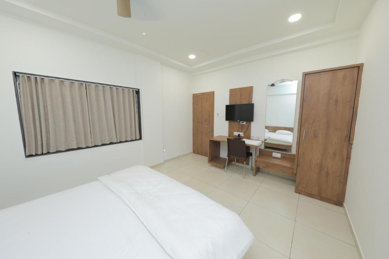 Hotel Revive Veraval Luaran gambar