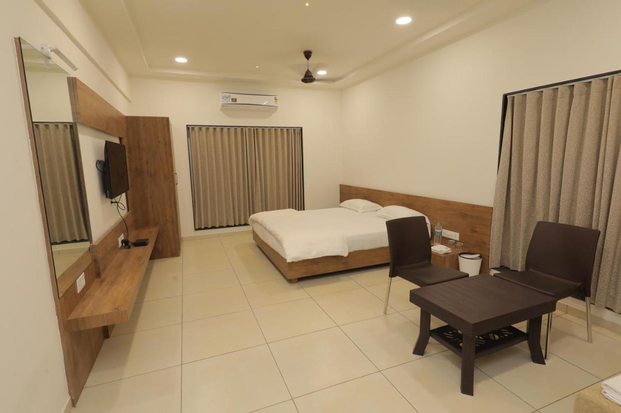 Hotel Revive Veraval Luaran gambar