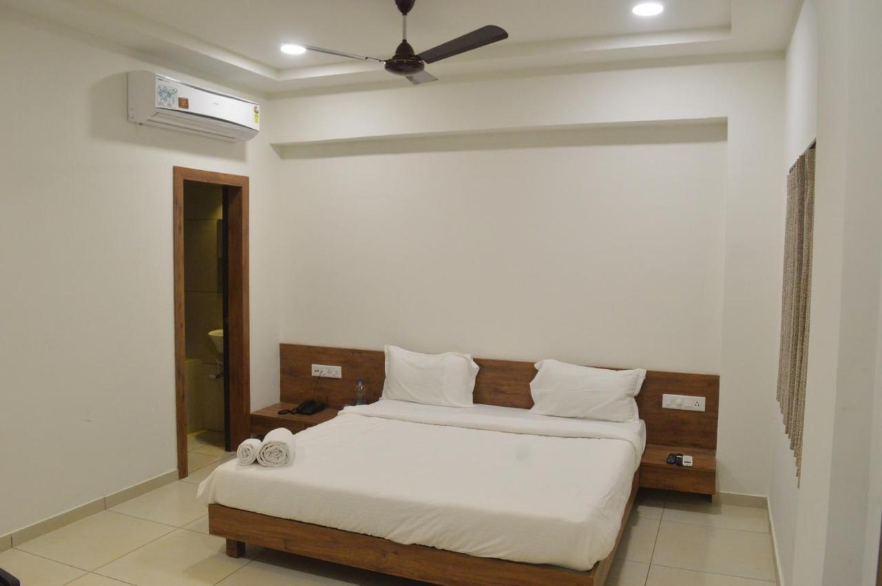Hotel Revive Veraval Luaran gambar