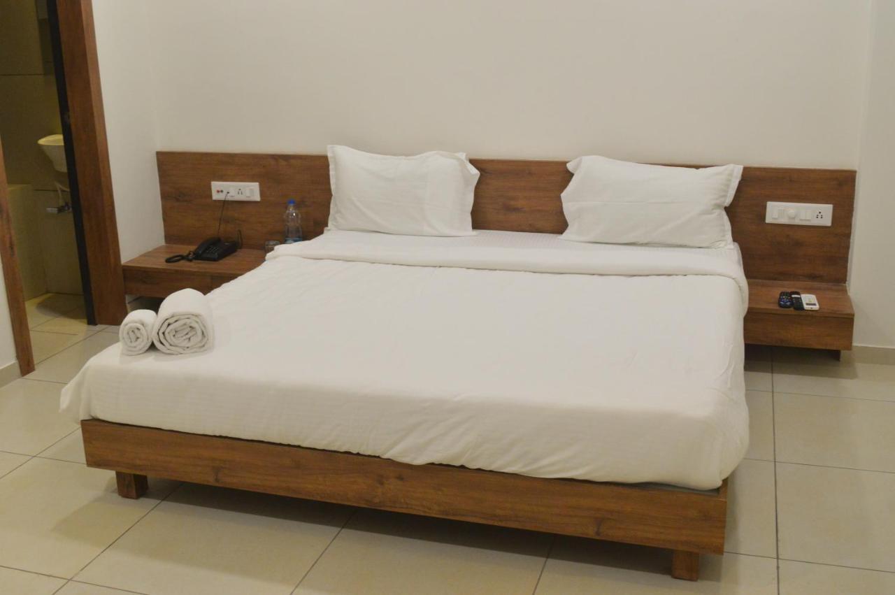 Hotel Revive Veraval Luaran gambar
