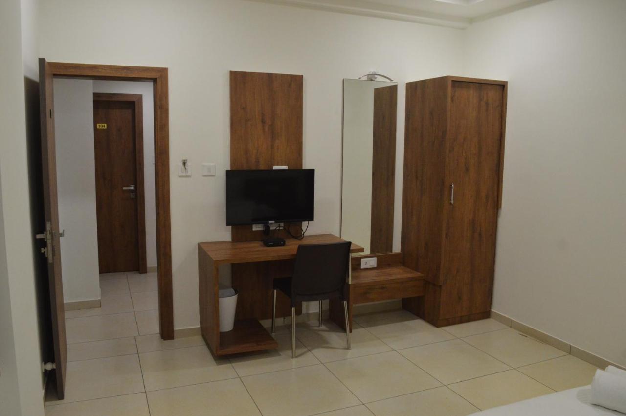 Hotel Revive Veraval Luaran gambar