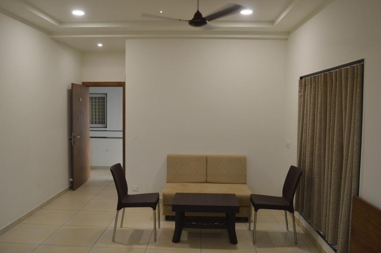 Hotel Revive Veraval Luaran gambar