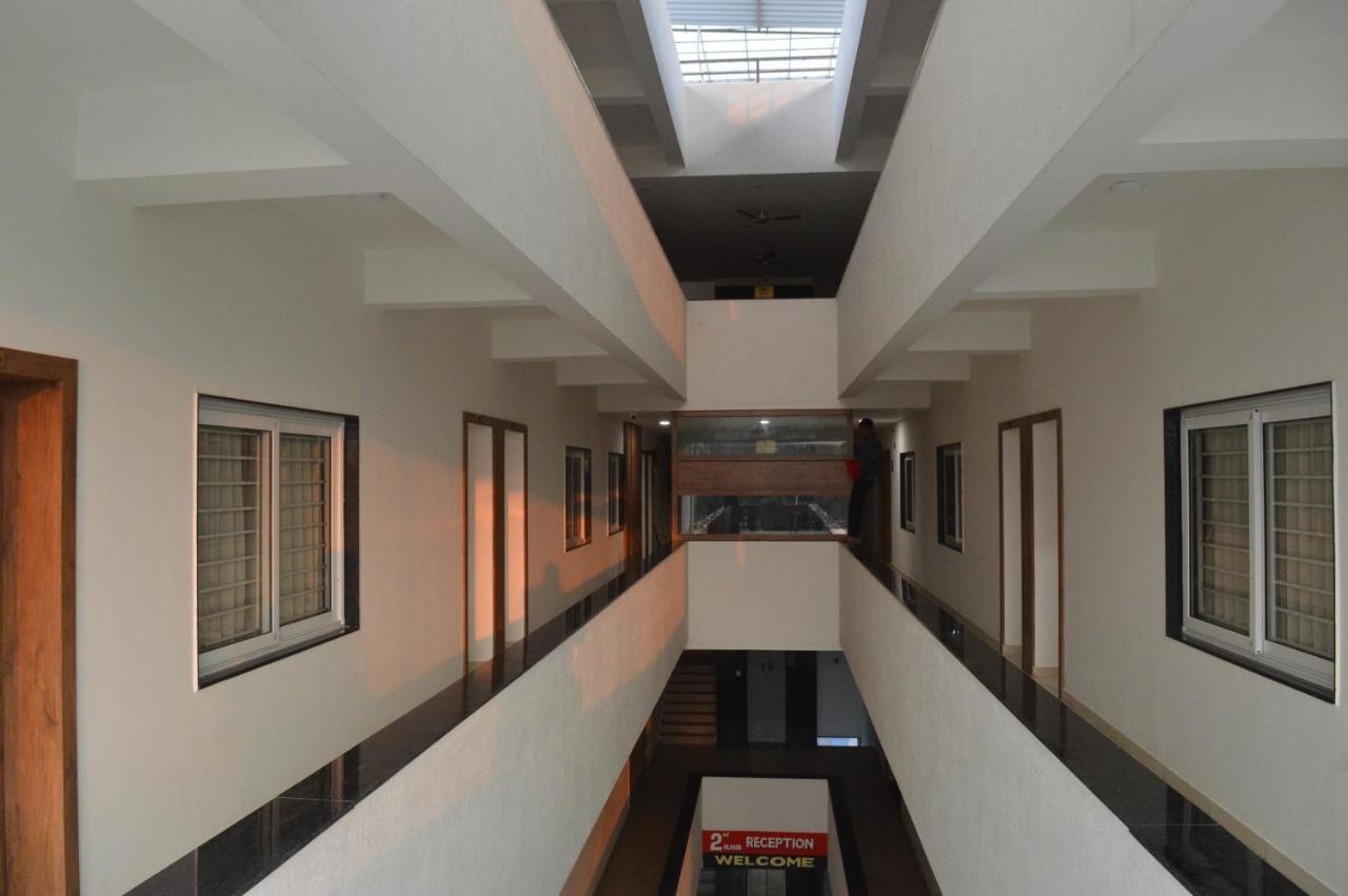Hotel Revive Veraval Luaran gambar