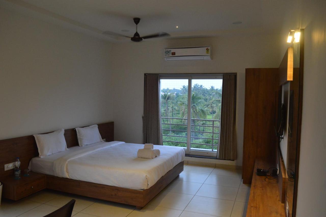 Hotel Revive Veraval Luaran gambar