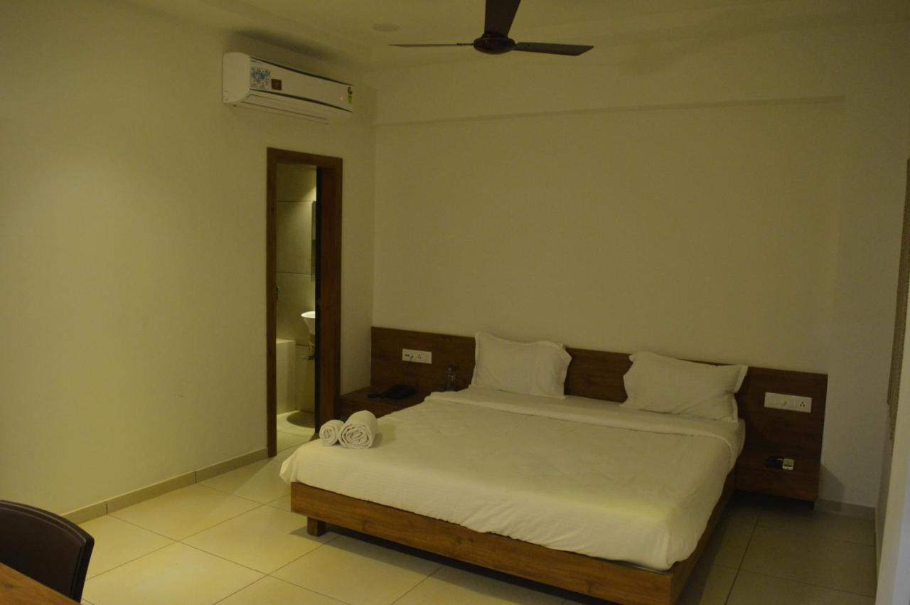Hotel Revive Veraval Luaran gambar
