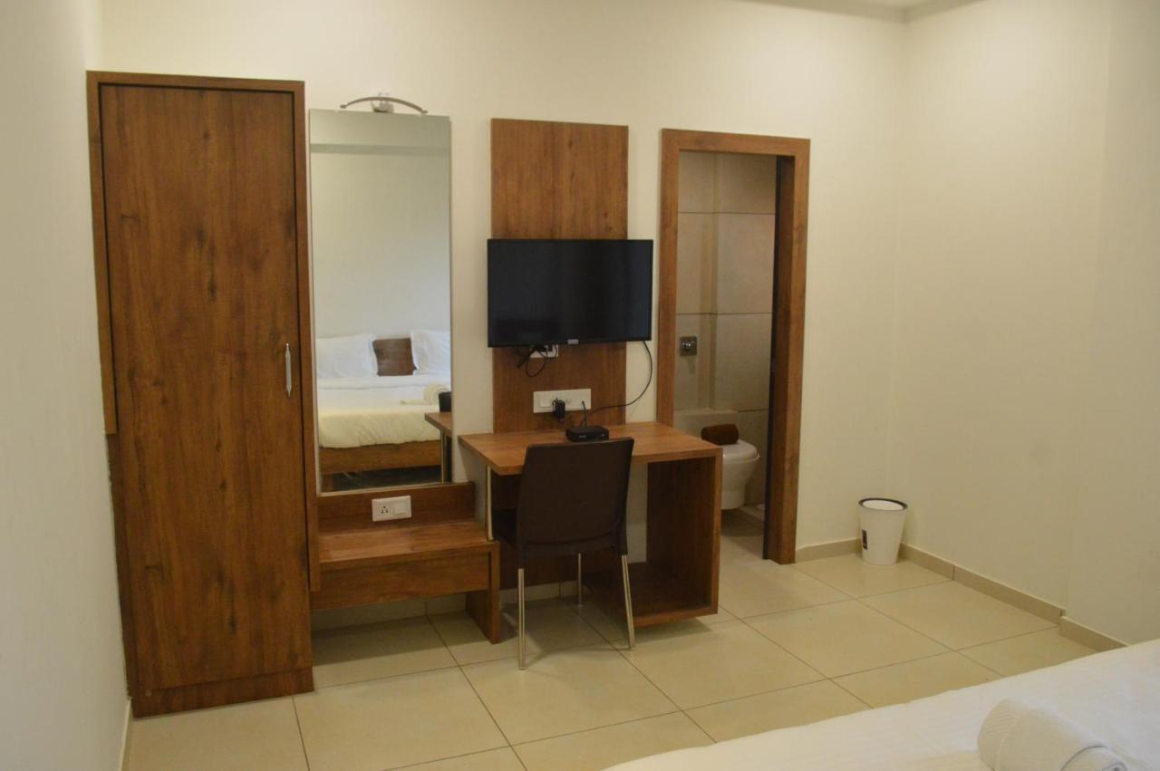 Hotel Revive Veraval Luaran gambar