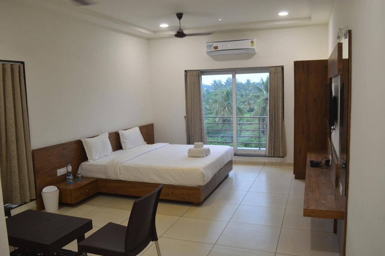 Hotel Revive Veraval Luaran gambar