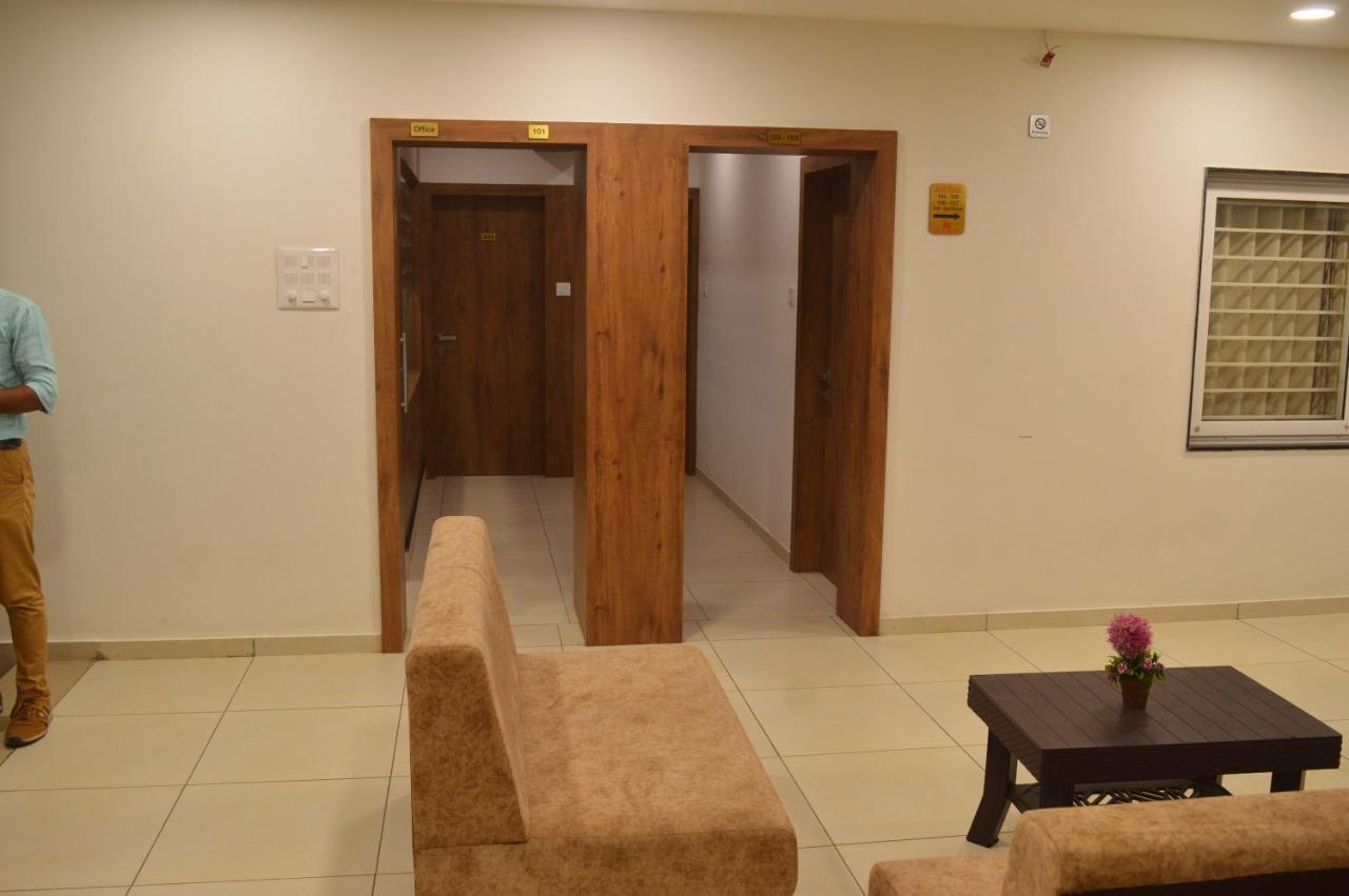 Hotel Revive Veraval Luaran gambar