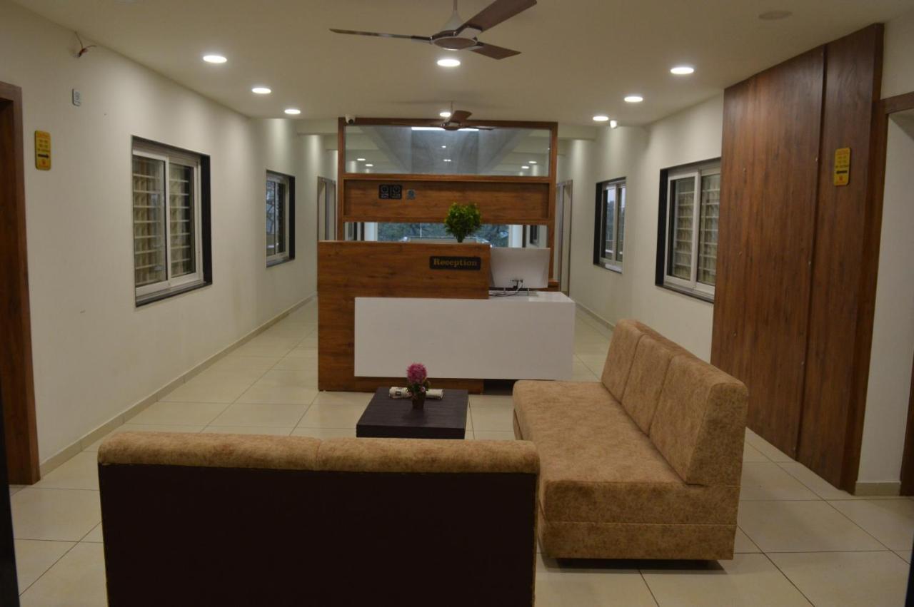 Hotel Revive Veraval Luaran gambar