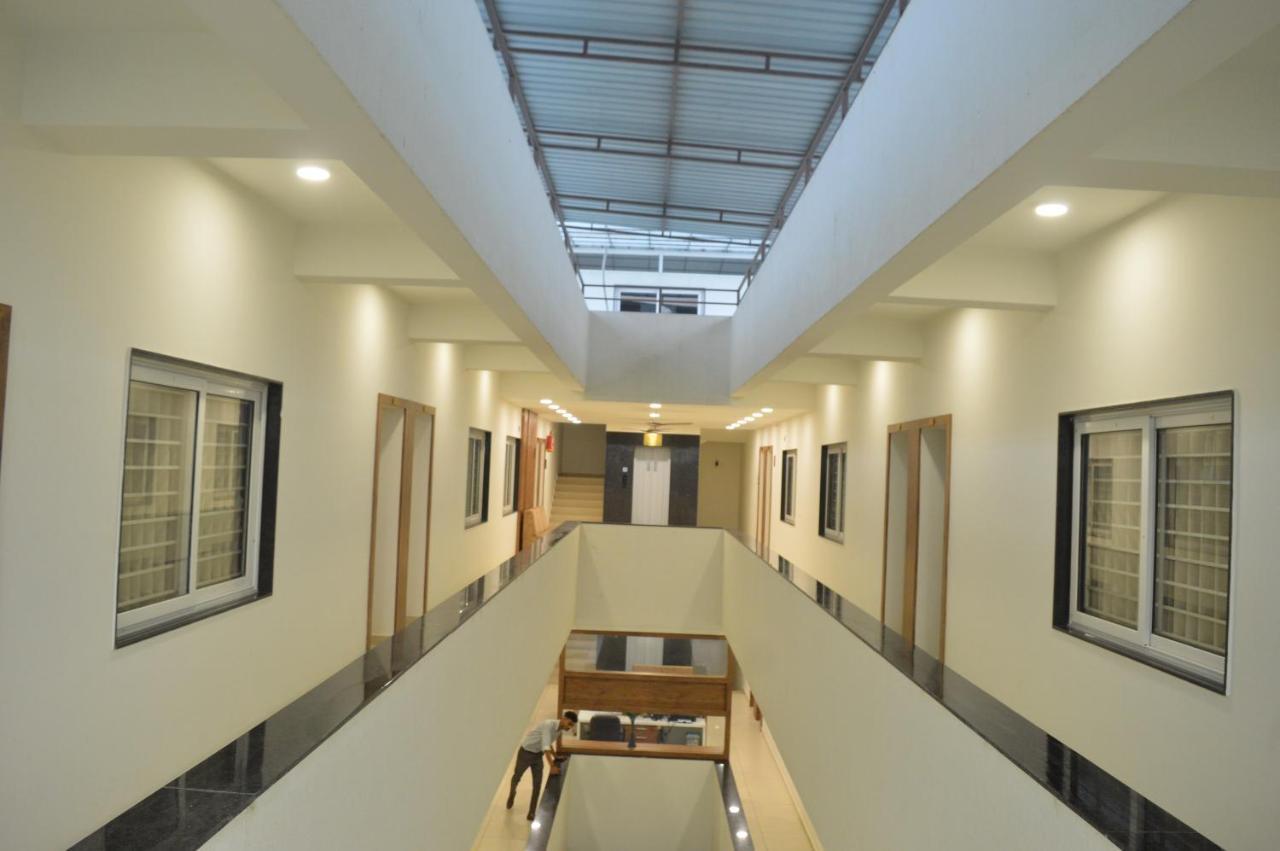 Hotel Revive Veraval Luaran gambar