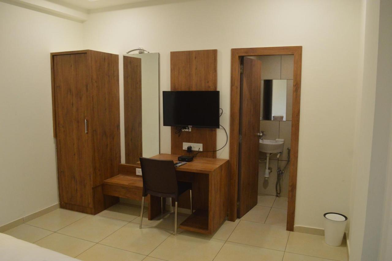 Hotel Revive Veraval Luaran gambar