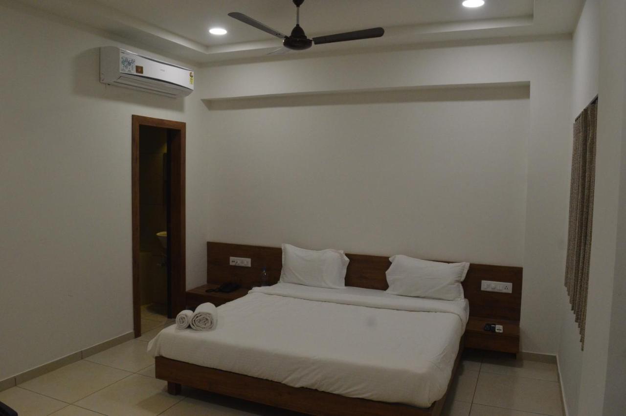 Hotel Revive Veraval Luaran gambar